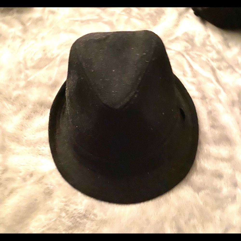 Men’s fedora.